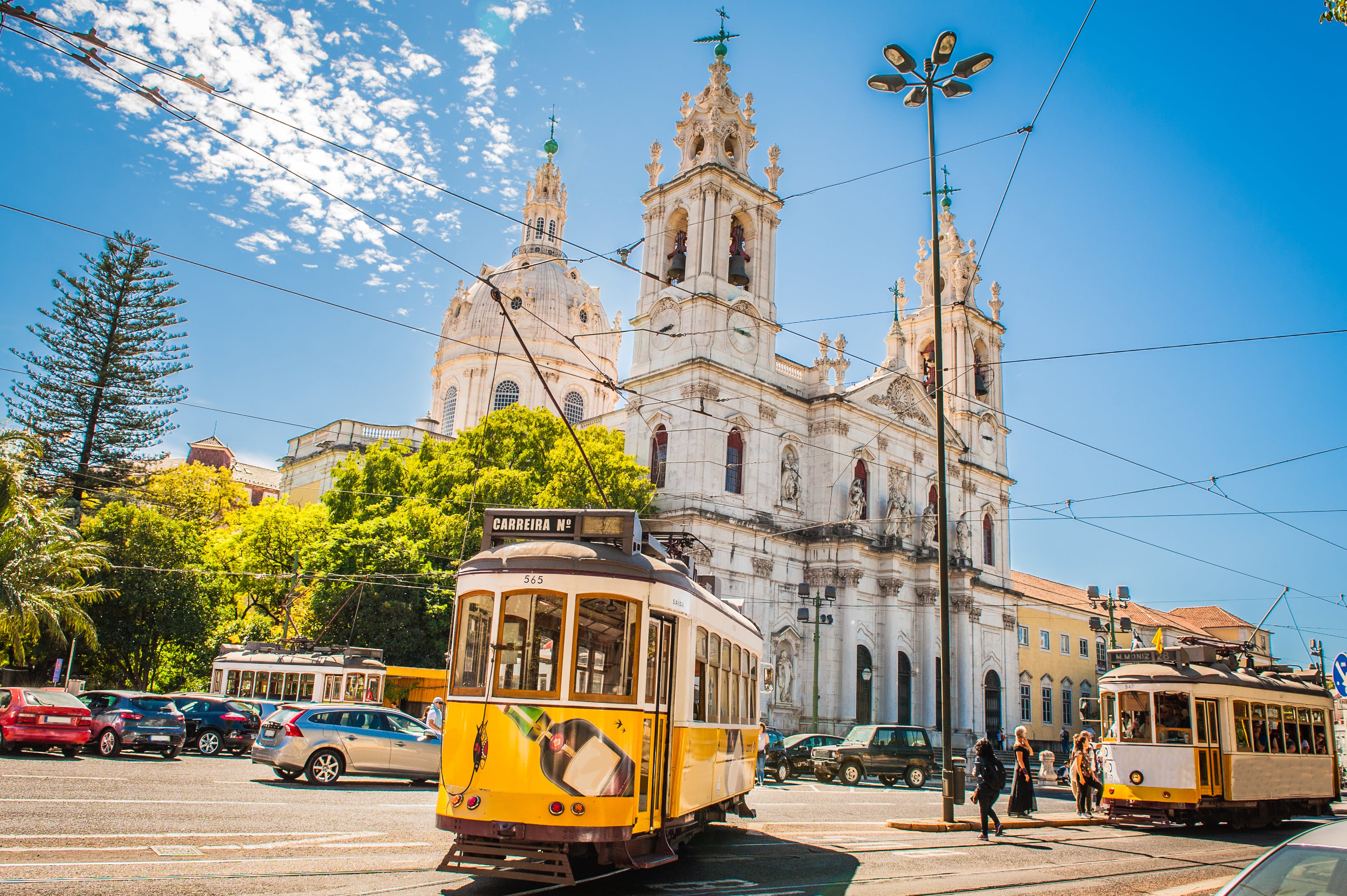 Centre ville et monument historique et religieux avec le tram jaune de la ville de Lisbonne capitale du Portugal