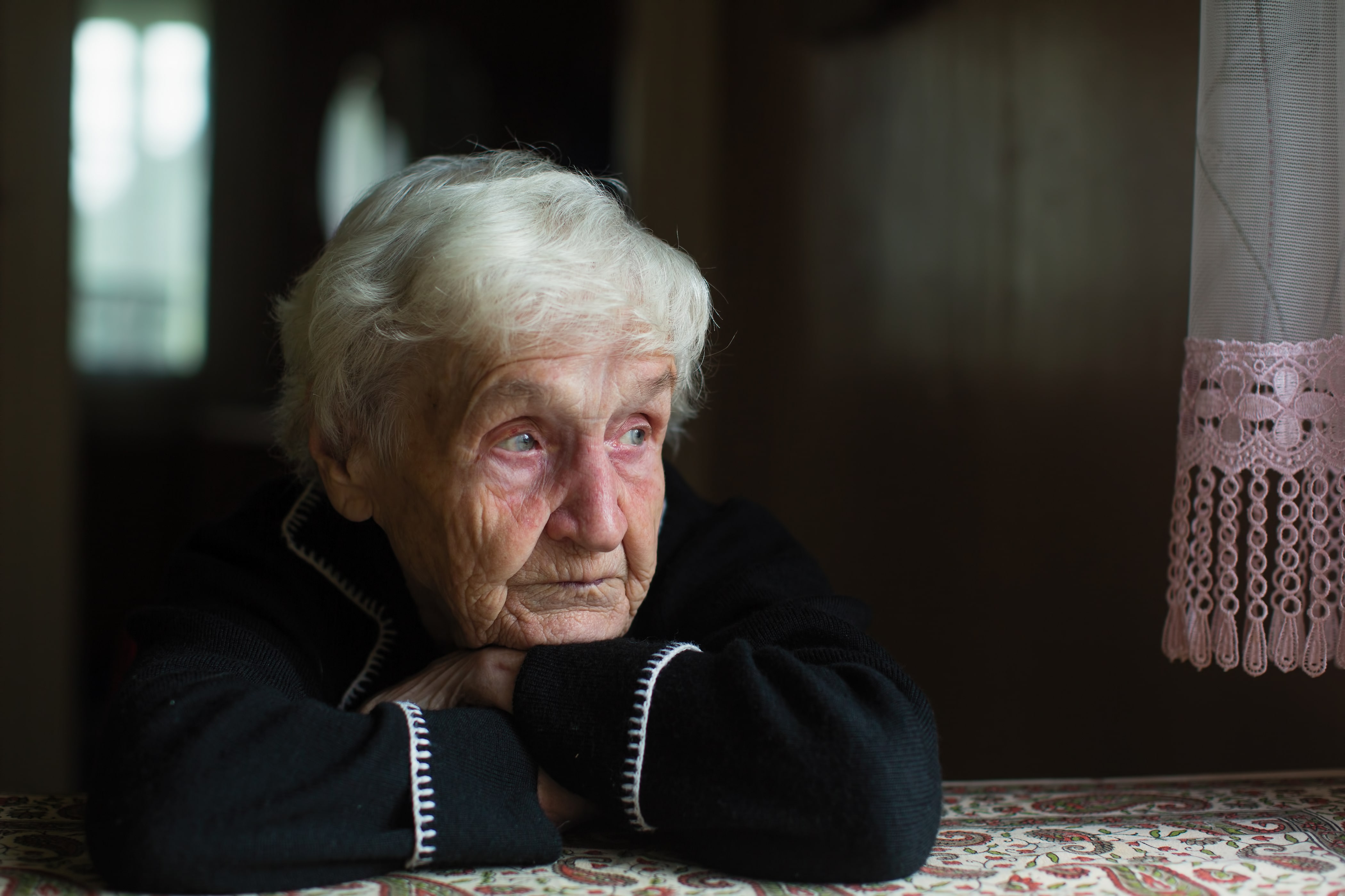 Femme en deuil après la perte d'un proche souffrant du syndrome de glissement.