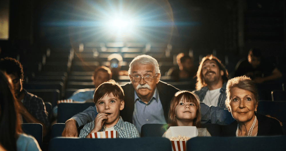 Famille qui regarde le film Maison de Retraite