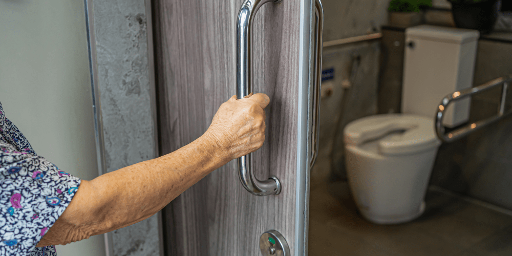 Femme âgee qui découvre sa salle de bain rénovée grâce à Ma Prime Adapt' pour le Grand Âge