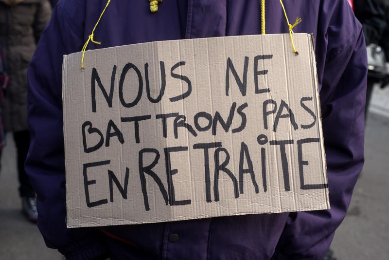 Des manifestants protestant dans la rue contre la réforme des retraites