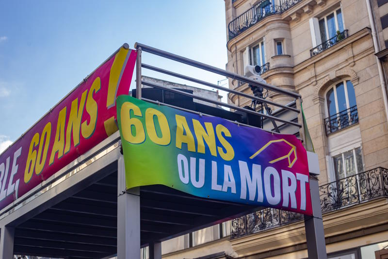 Banderole "60 ans ou la mort" dans une manifestation contre la réforme des retraites à Paris le 24 janvier 2023