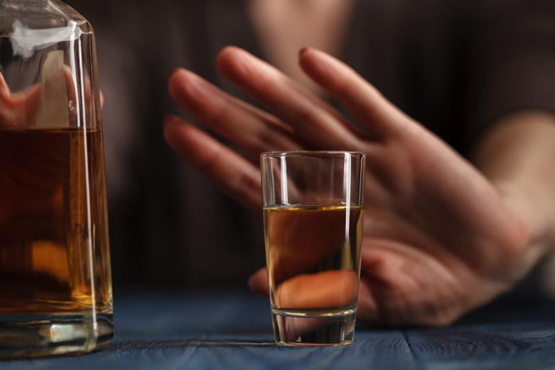 Une personne refusant un verre d'alcool pour la réussite de son traitement