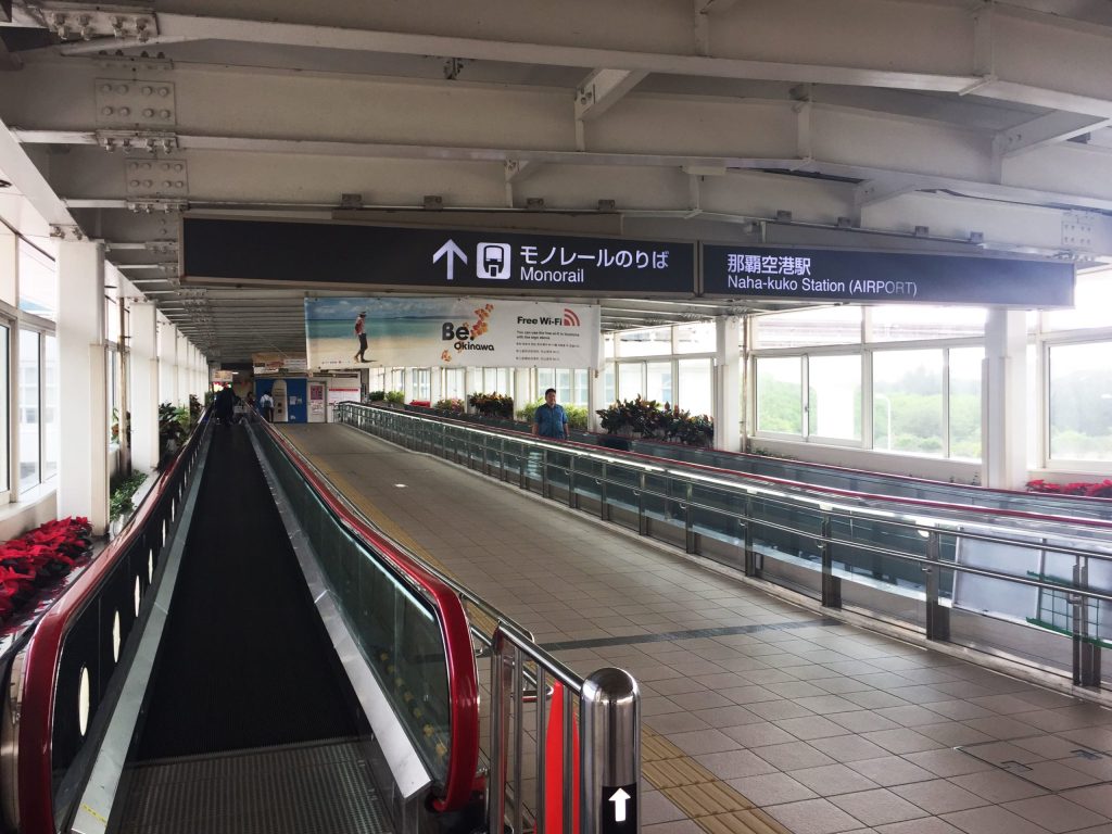 那霸機場前往沖繩單軌電車站方向指示四