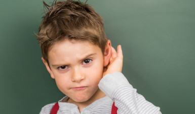 Kleiner Junge denkt über Zuruf nach