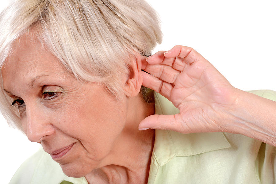 elderly-woman-with-hearing-loss-aj-photo mengurangi demensia