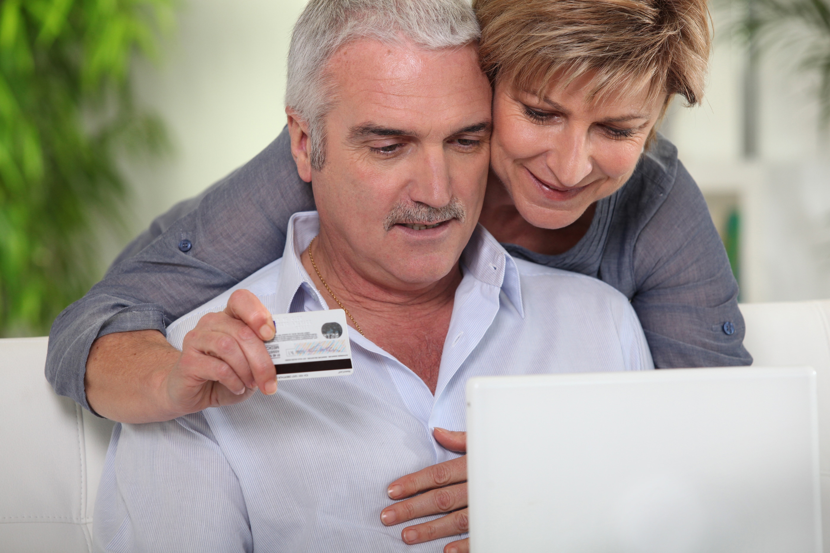 Purchasing-hearing-aids-online-has-many-pitfalls membeli alat bantu dengar