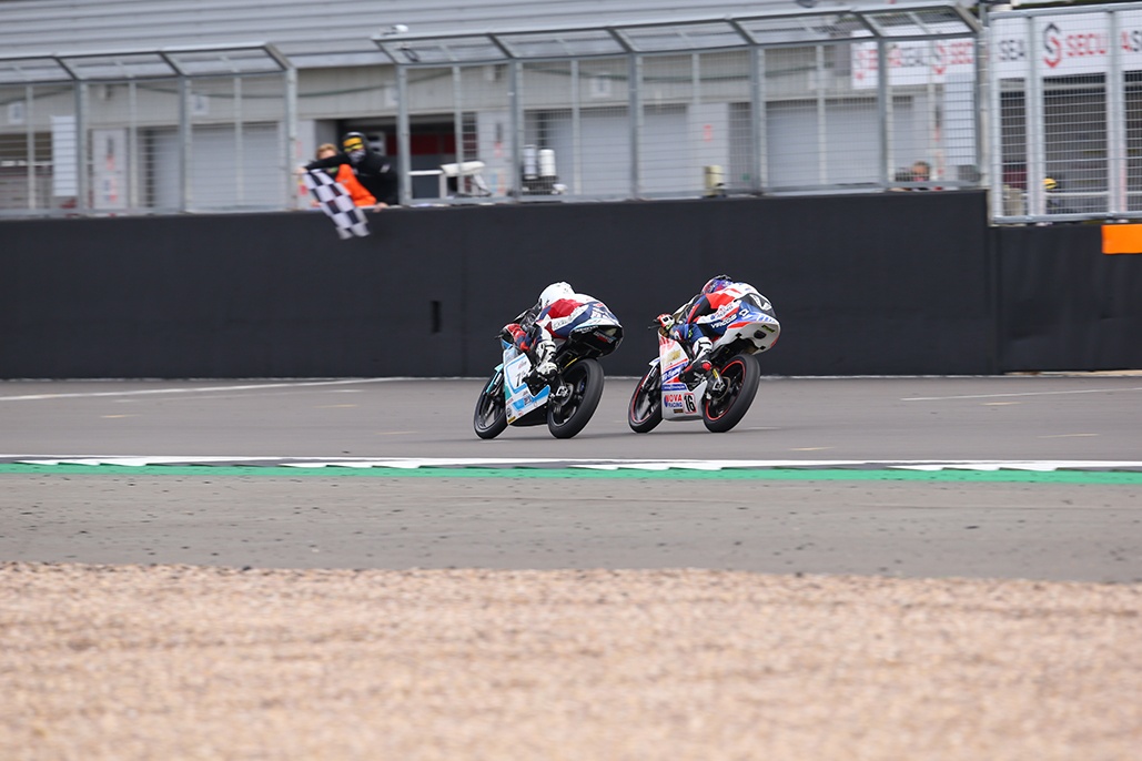 Farrer wins a tale of two duels in Race 1 at Silverstone