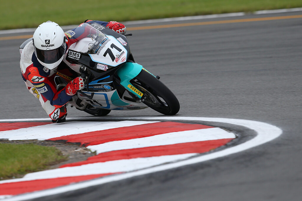 Farrer wins a five-rider battle at Donington to home in on the top