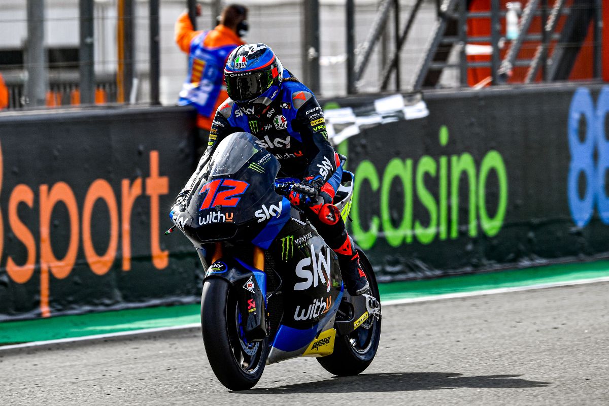 Bezzecchi wins, Lowes crashes as Moto2 takes another twist in Valencia