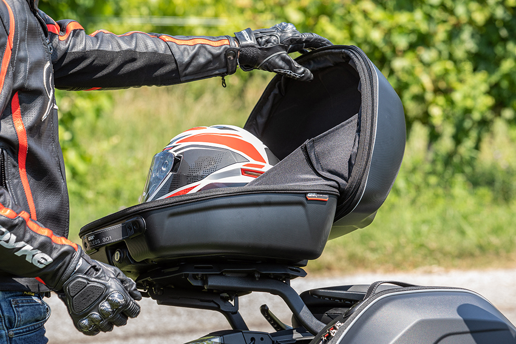 Travel lighter with the new extendable GIVI luggage