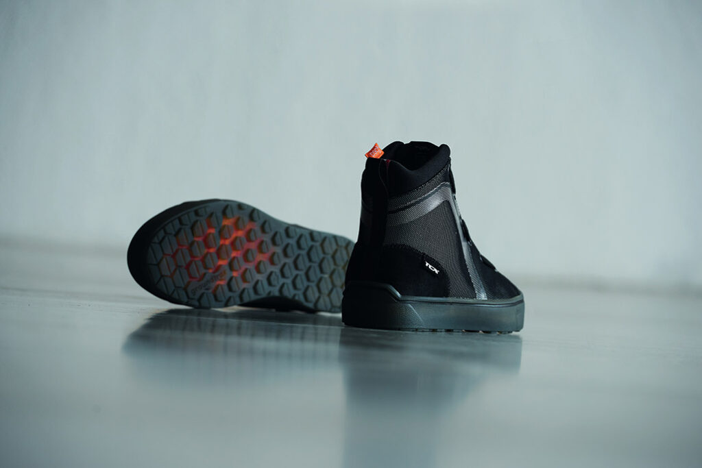 FIREGUN 3 WP The essence of the MOMODESIGN Tech Sneaker line