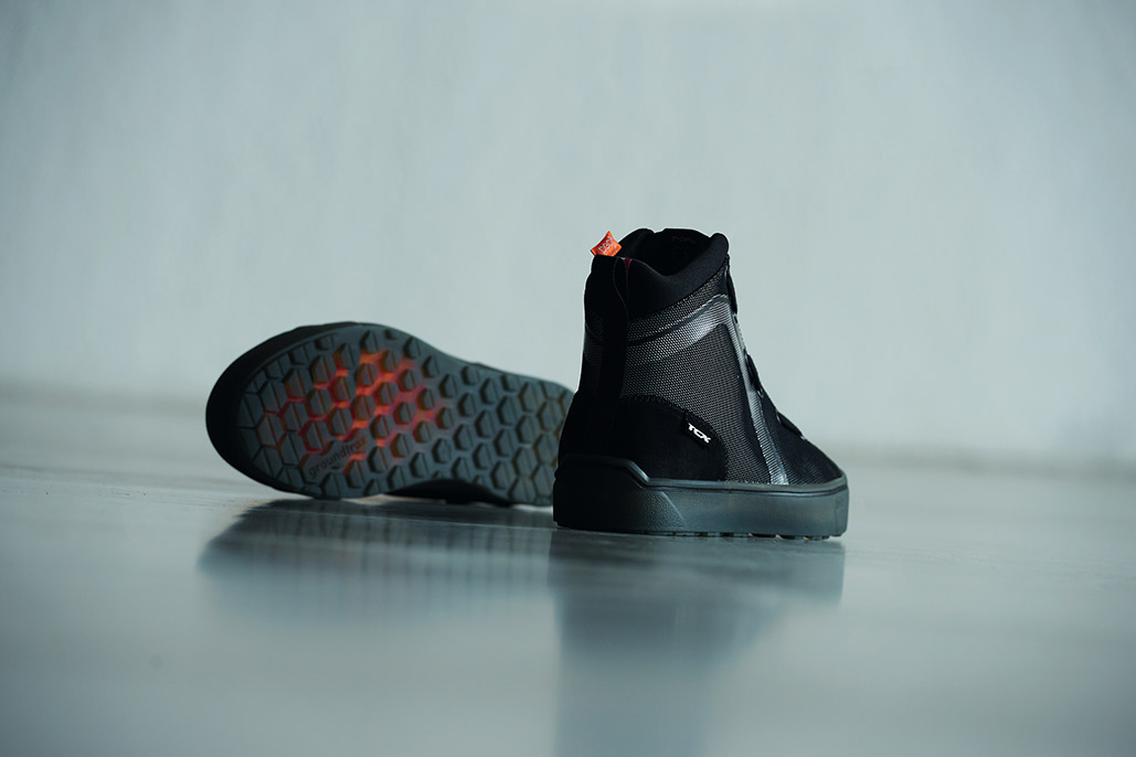 FIREGUN 3 WP – The essence of the MOMODESIGN Tech Sneaker line