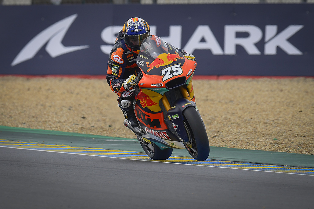 Fernandez flies to maiden Moto2 pole in France