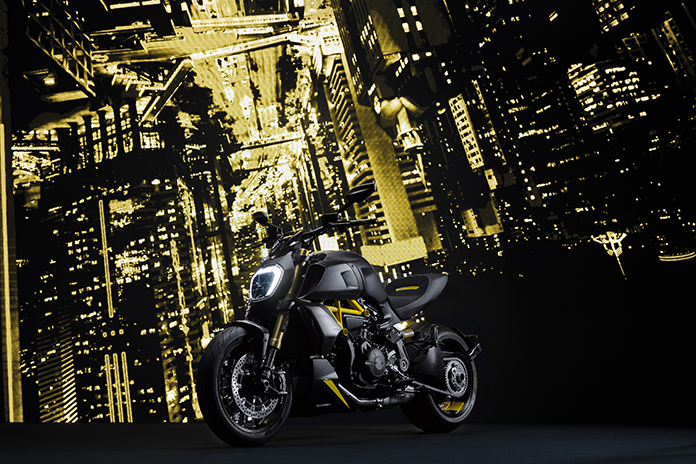 “Lights on me”: new “Black and Steel” version for the Diavel 1260 S