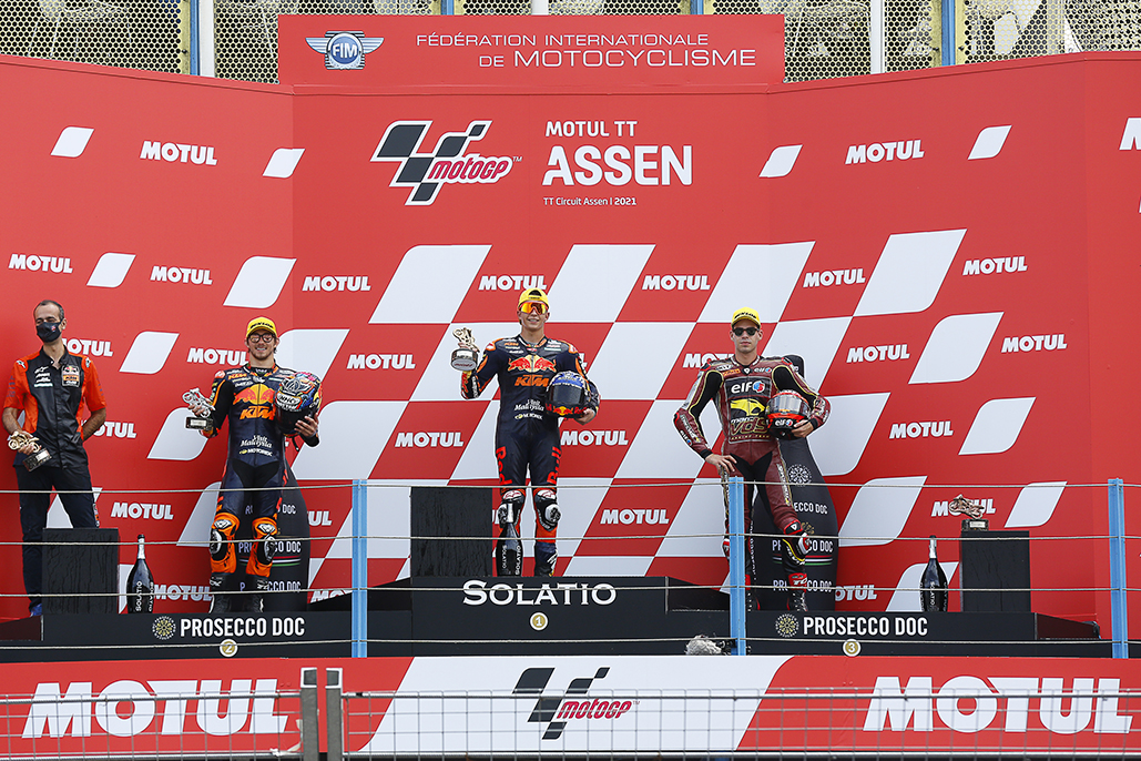 raul fernandez fights through four way battle for victory at assen 01 1