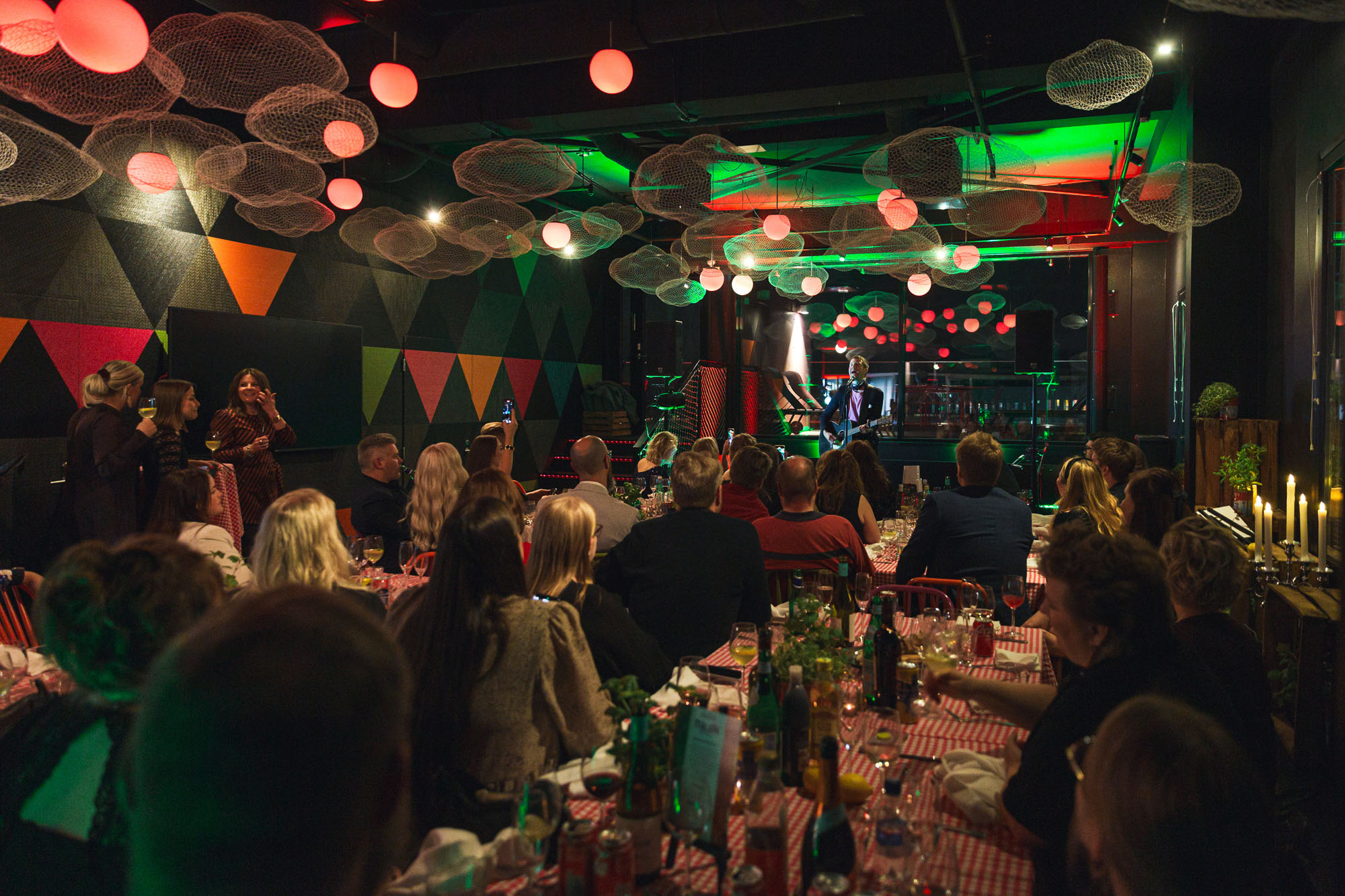 Artisti esiintyy Circus edustustilassa yleisölle