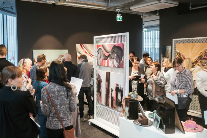 Yleisö tutustuu Joen vaihtuvaan näyttelyyn, jossa esillä taideteoksia ja installaatioita avoimessa näyttelytilassa