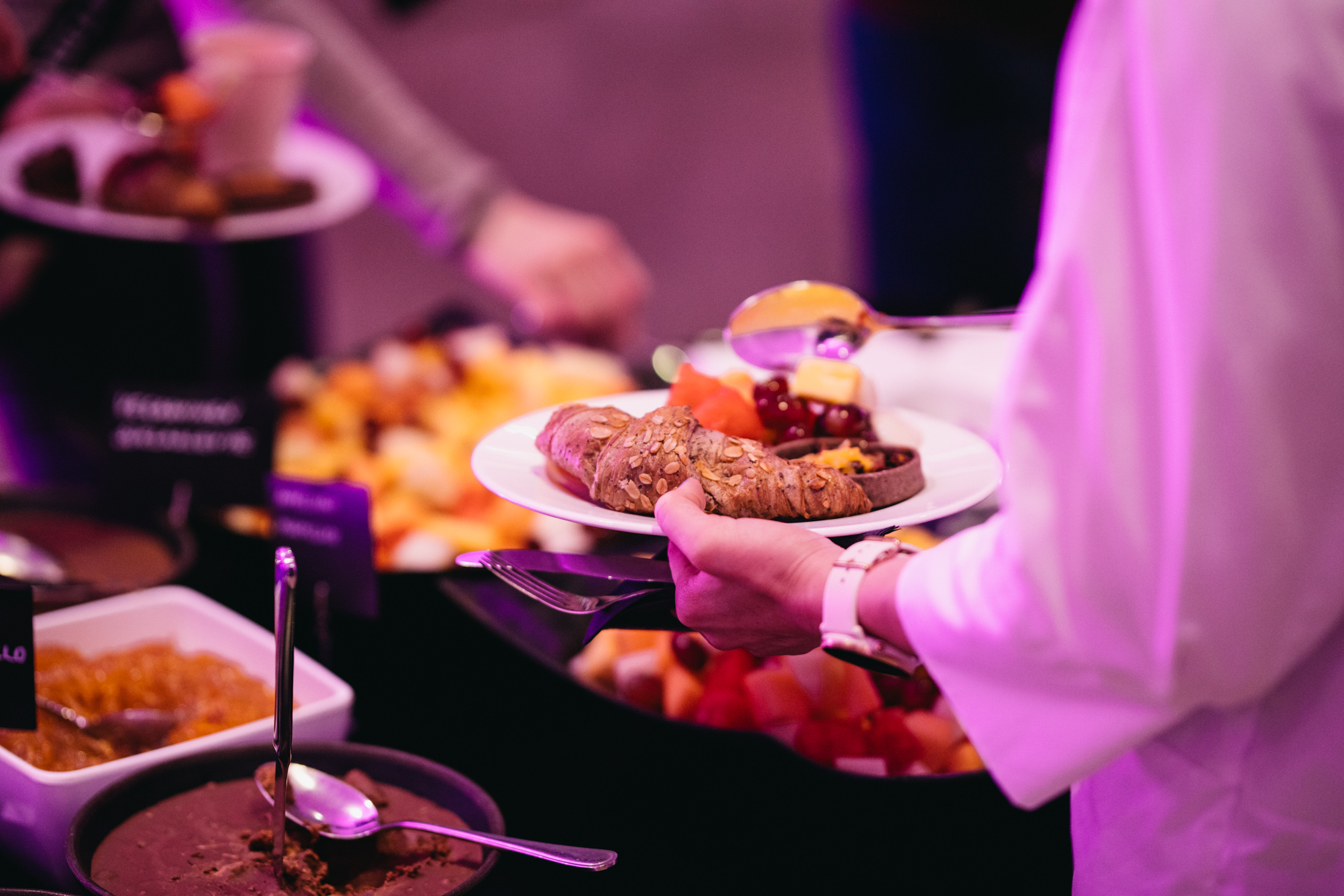 Croissantti, levitteitä ja hedelmiä aamiaisella Joessa.