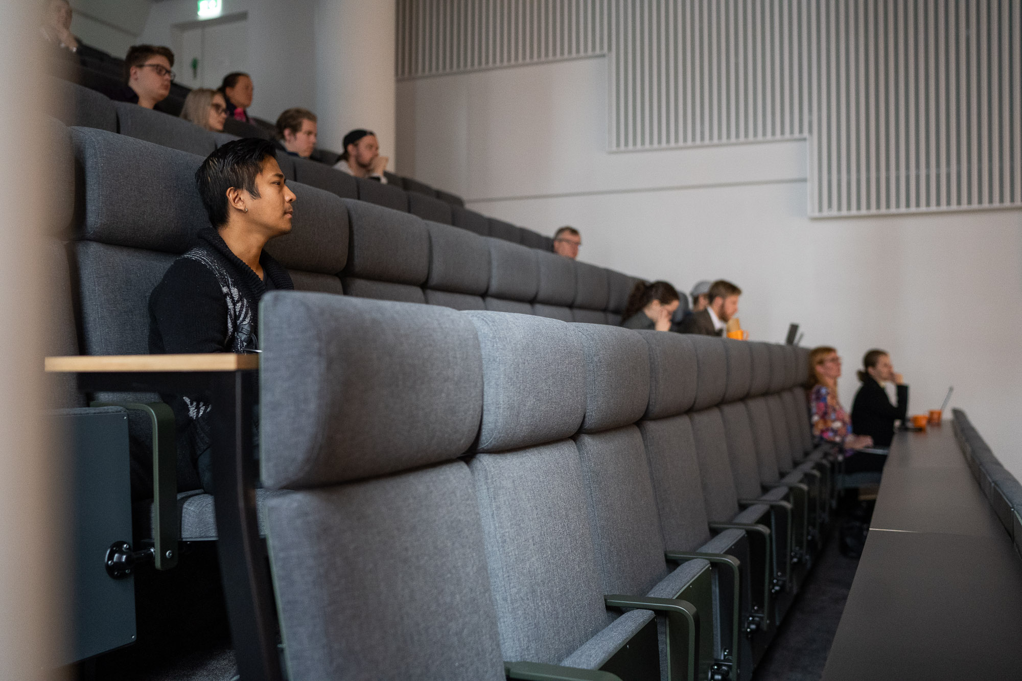 Henkilöitä kokouksessa Joen putous -tilassa