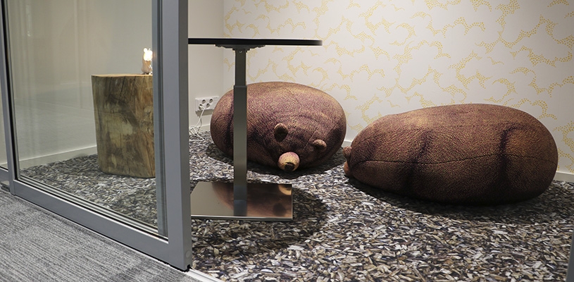 Werstaan rento tila, jossa on kaksi karhua muistuttavaa pehmeää istuintyynyä ja korkea pieni pöytä.