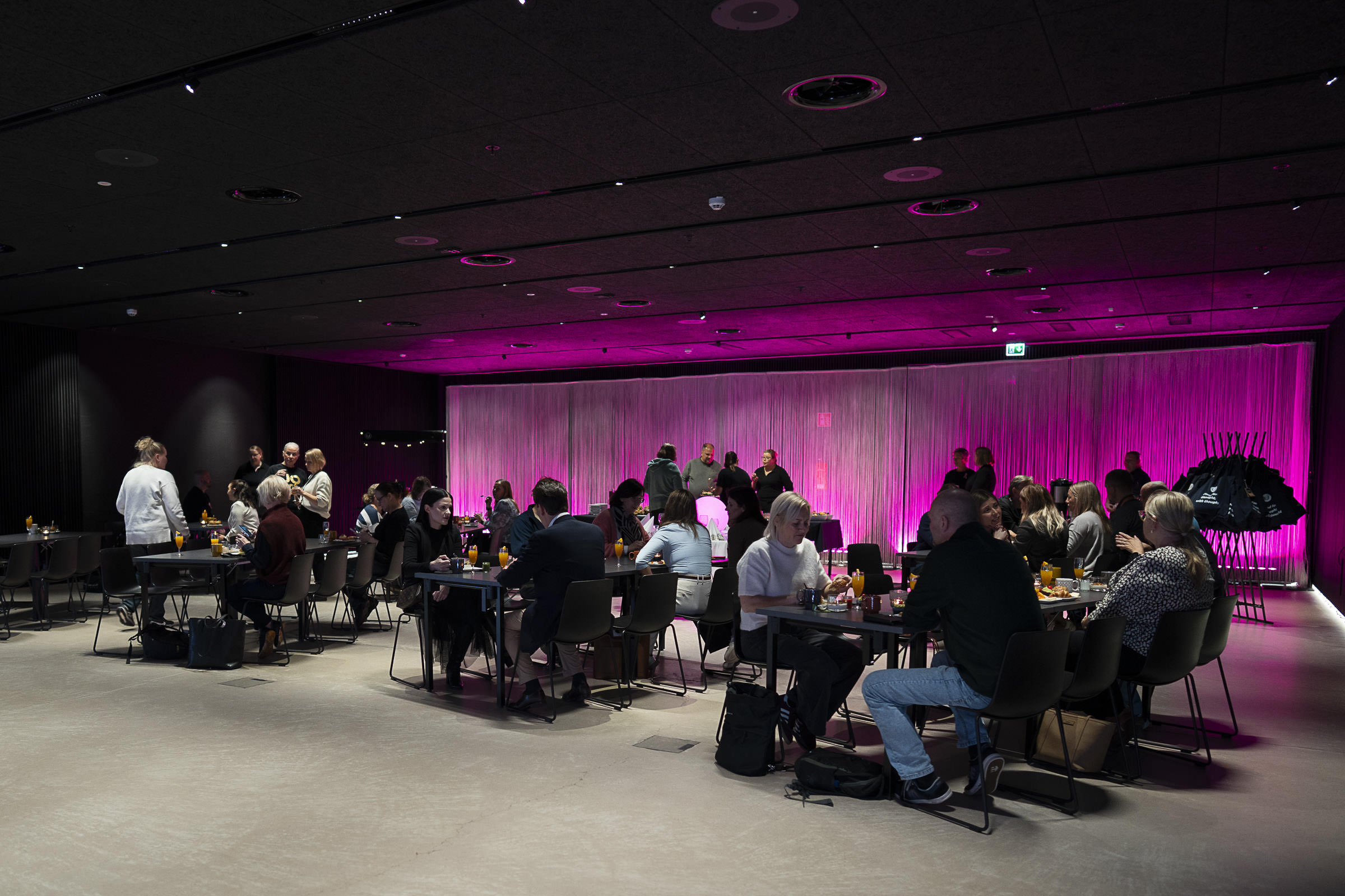 Joukko ihmisiä keskustelee toisilleen Joen Cavessa