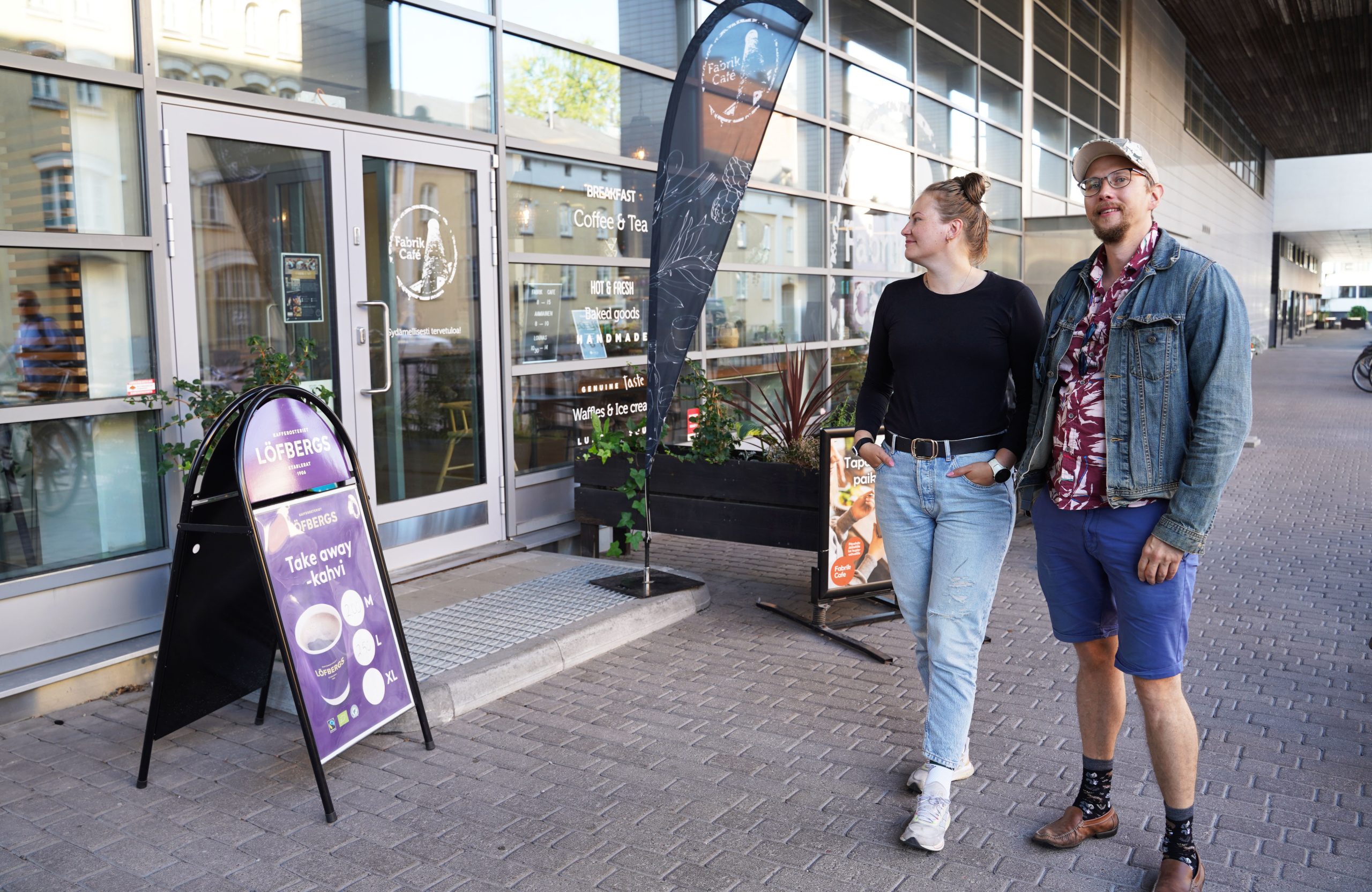 Fabrik Café Itäisellä Pitkäkadulla, kahvilan sisäänkäynti ja katutila kaupunkimiljöössä