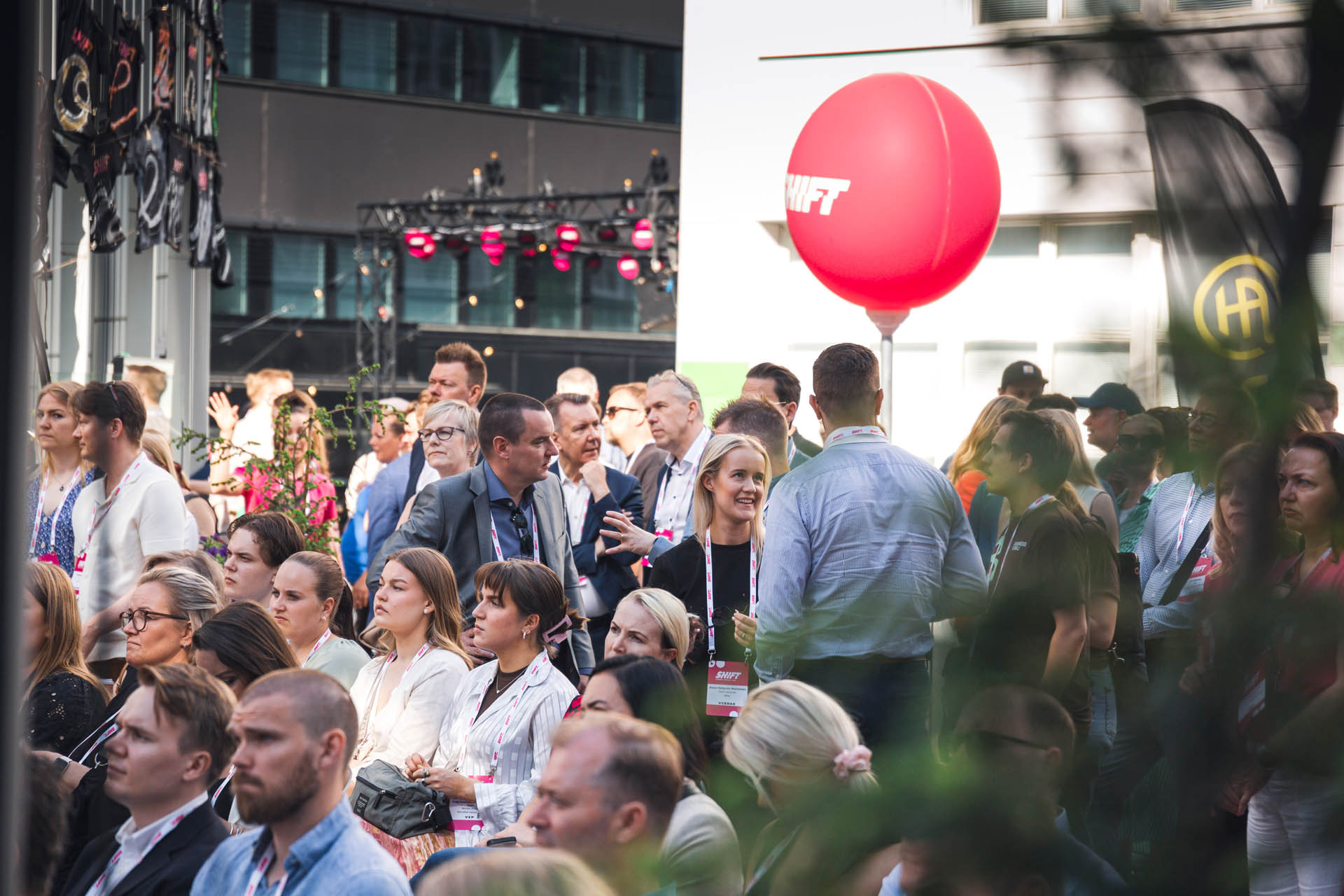 Ihmisiä SHIFT Business Festivalissa Turun Tiedepuistossa