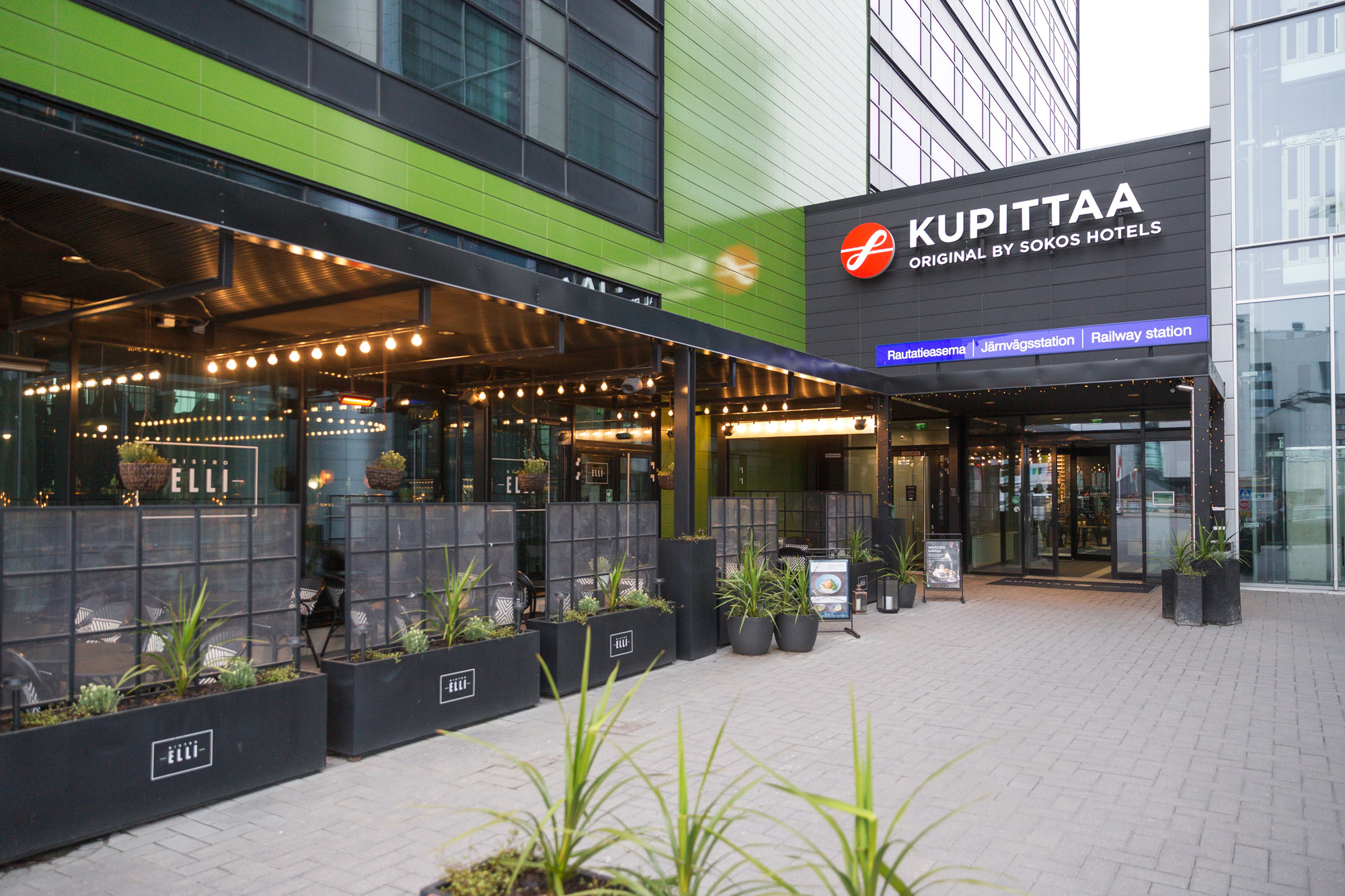 Original Sokos Hotel Kupittaa, hotellin sisäänkäynti ja terassialue Turun Tiedepuistossa