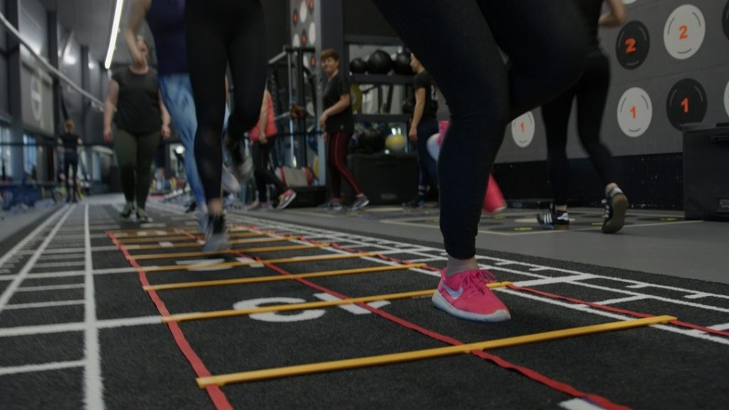 Action circuit Kupittaan palloiluhallissa Tiedepuiston treeneissä.