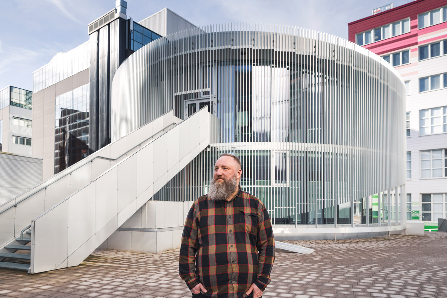Turun Teknologiakiinteistöjen toimitusjohtaja Mikko Lehtinen Vierailukeskus Joen edessä.