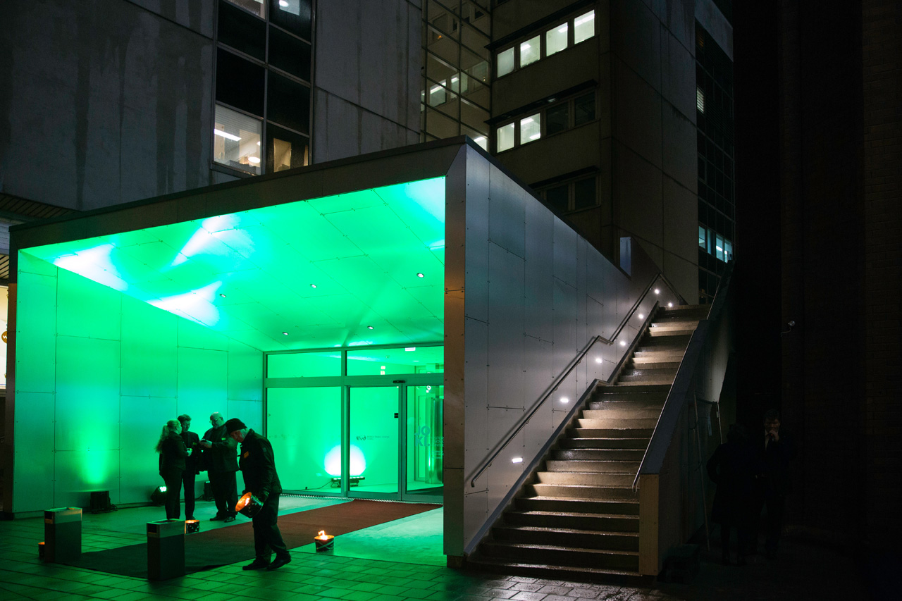 Joen sisäänkäynti Lemminkäisenkadun puolelta, jonka edessä neljä henkilöä