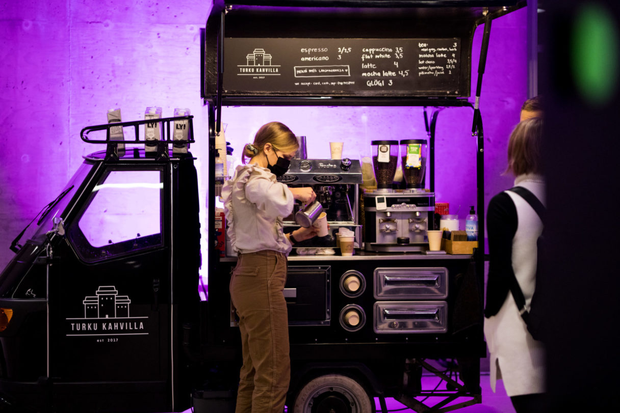 Barista valmistaa kahvia Turku Kahvilla ‑kahvimoposta tapahtuma-alueella.