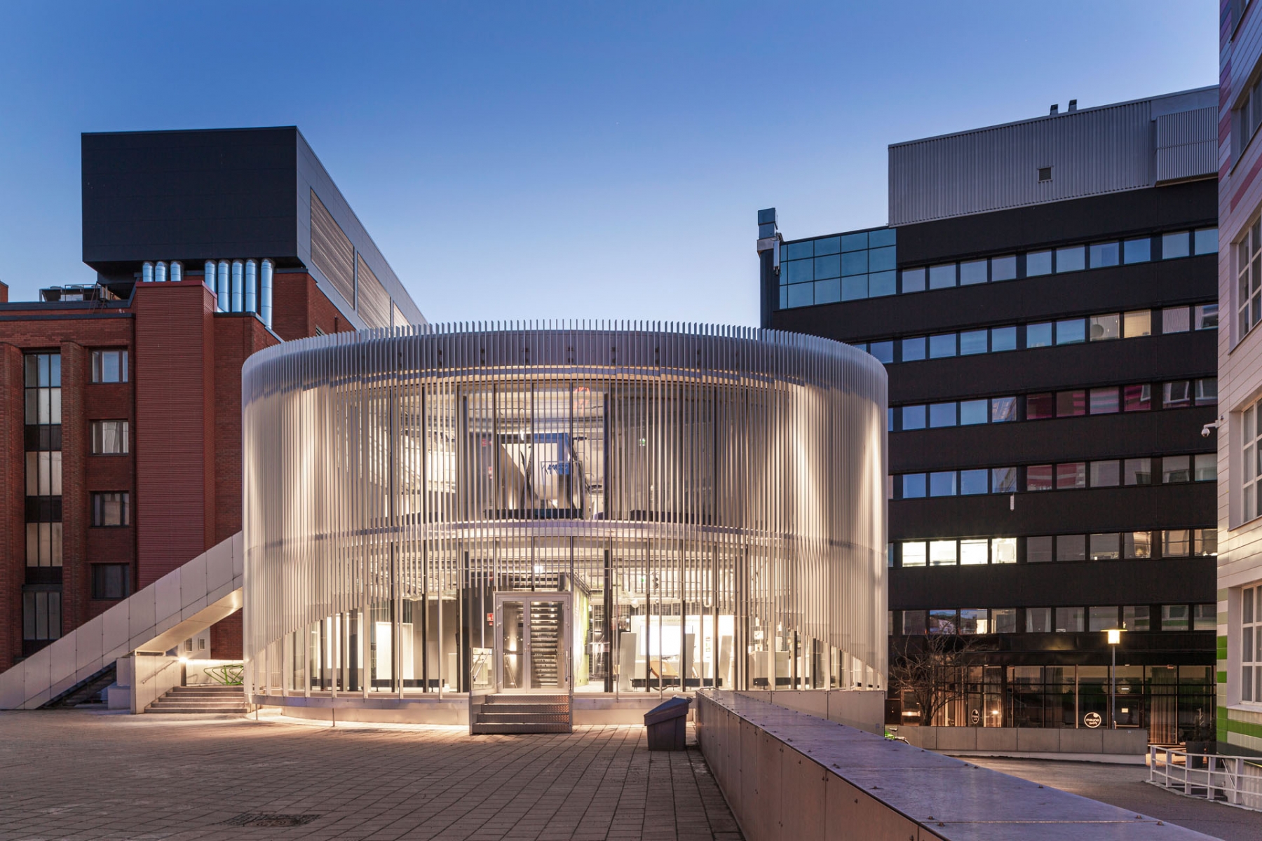 Vierailukeskus Joen lasitorni hämärtyvässä illassa valot päällä.