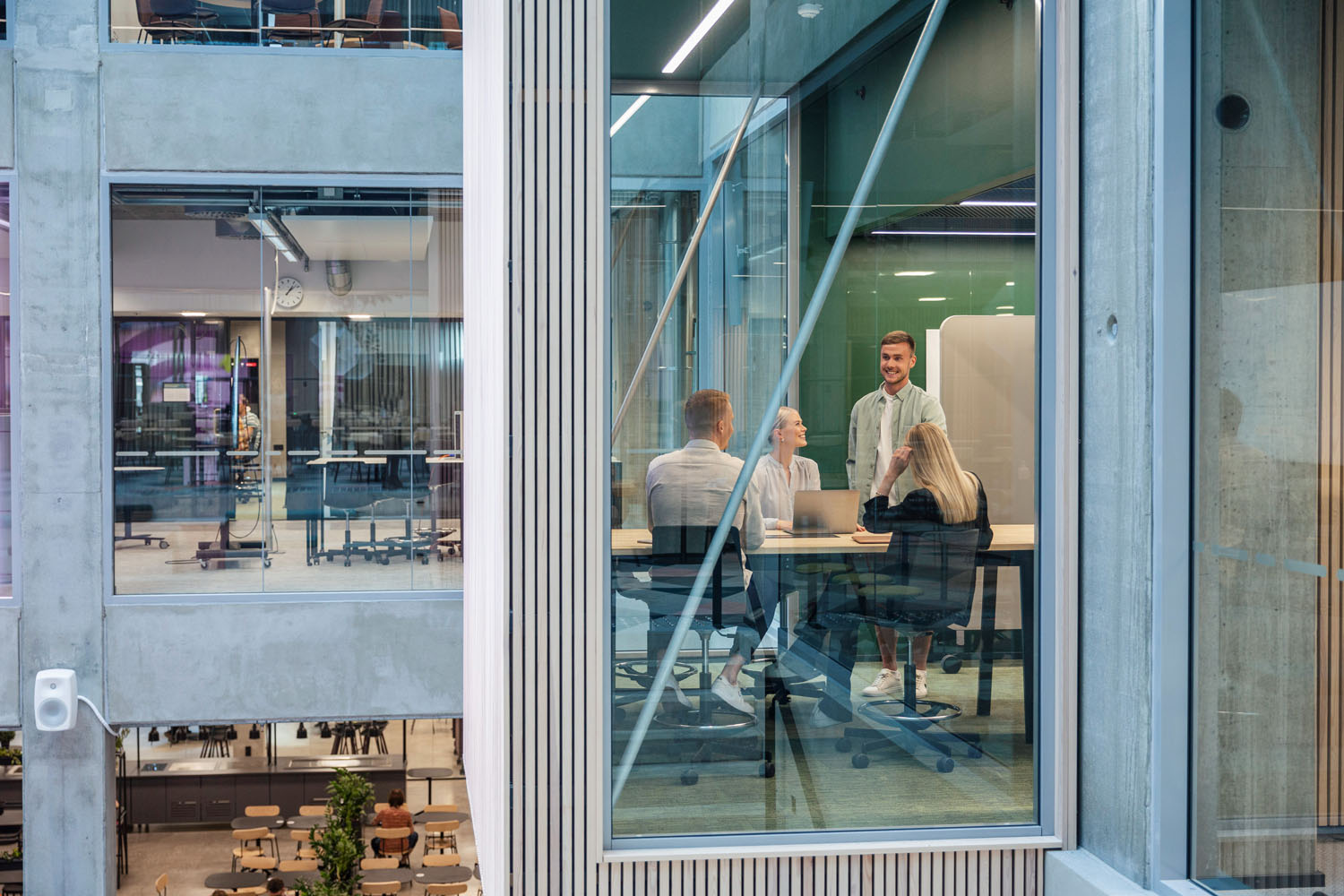 Ikkunallinen neuvotteluhuone EduCityssä. Sisällä neljä ihmistä. 