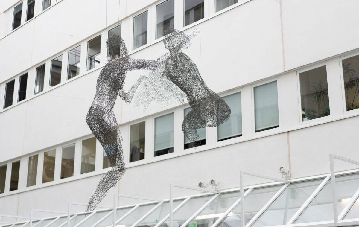 "The World Dance" häkkiverkko taideteos Turun Tiedepuistossa sijaitsevan BioCityn sisätiloissa.