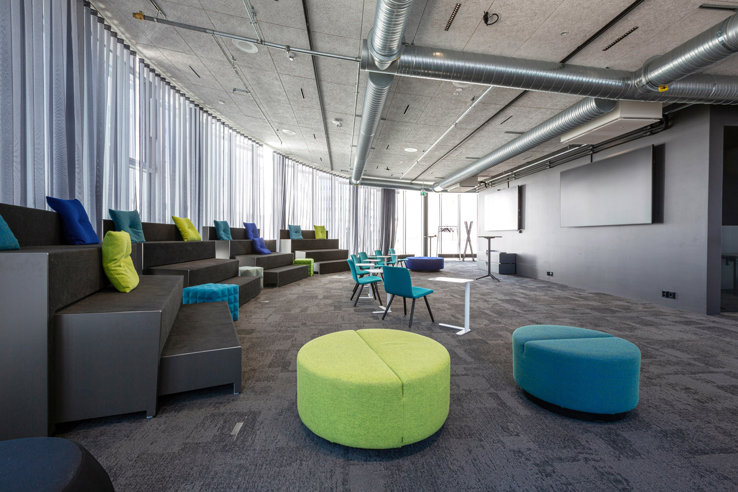 Muunneltava Workshop-kokoustila Tapahtumatalo Joen 3. kerroksessa.