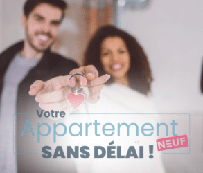 Couple jeun et souriant, tenant les clés d'une maison avec un porte-clé en forme de coeur rouge. à l'arrière plan, une dame qui semble être une agent immobilier les regarde attendrie. En bas au mileu et au premier plan, un macaron "Votre Appartement sans Délai, neuf" . Image de couverture pour un article de Ouest France Immo