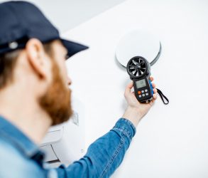 Technocien réalisant un diagnostic de la ventilation VMC