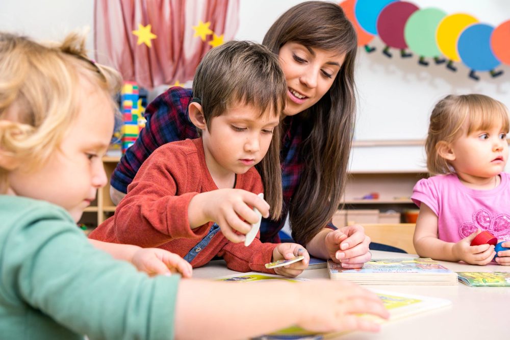 4 Cara Mengasah Kemampuan Pendengaran Anak