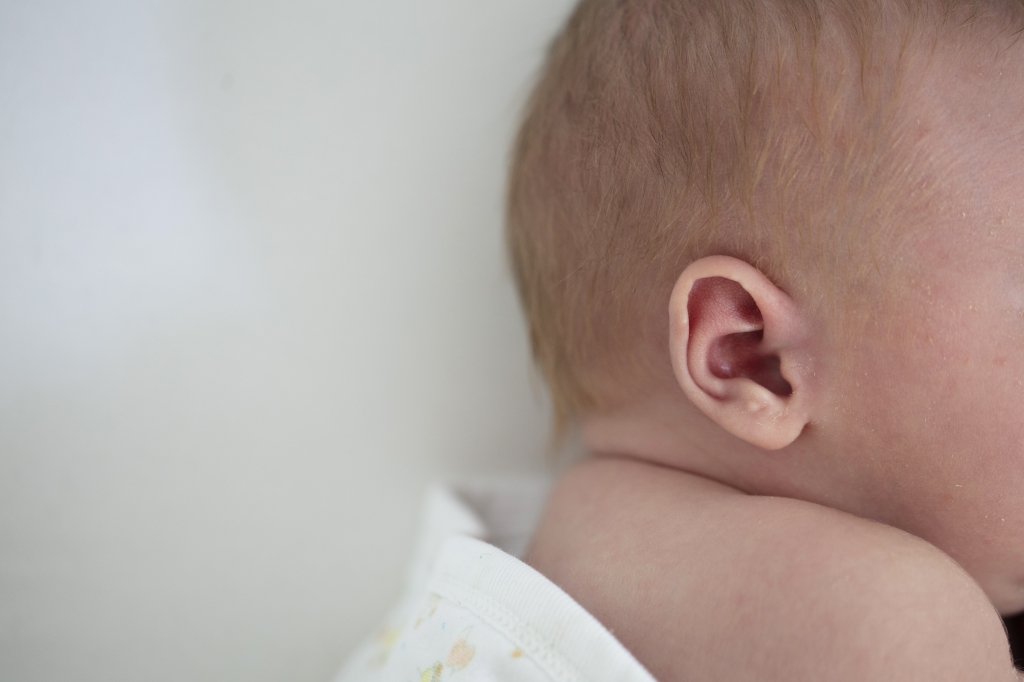 Skrining pendengaran penting dilakukan pada saat bayi baru lahir, jika terdeteksi adanya gangguan pendengaran akan lebih baik segera diatasi.