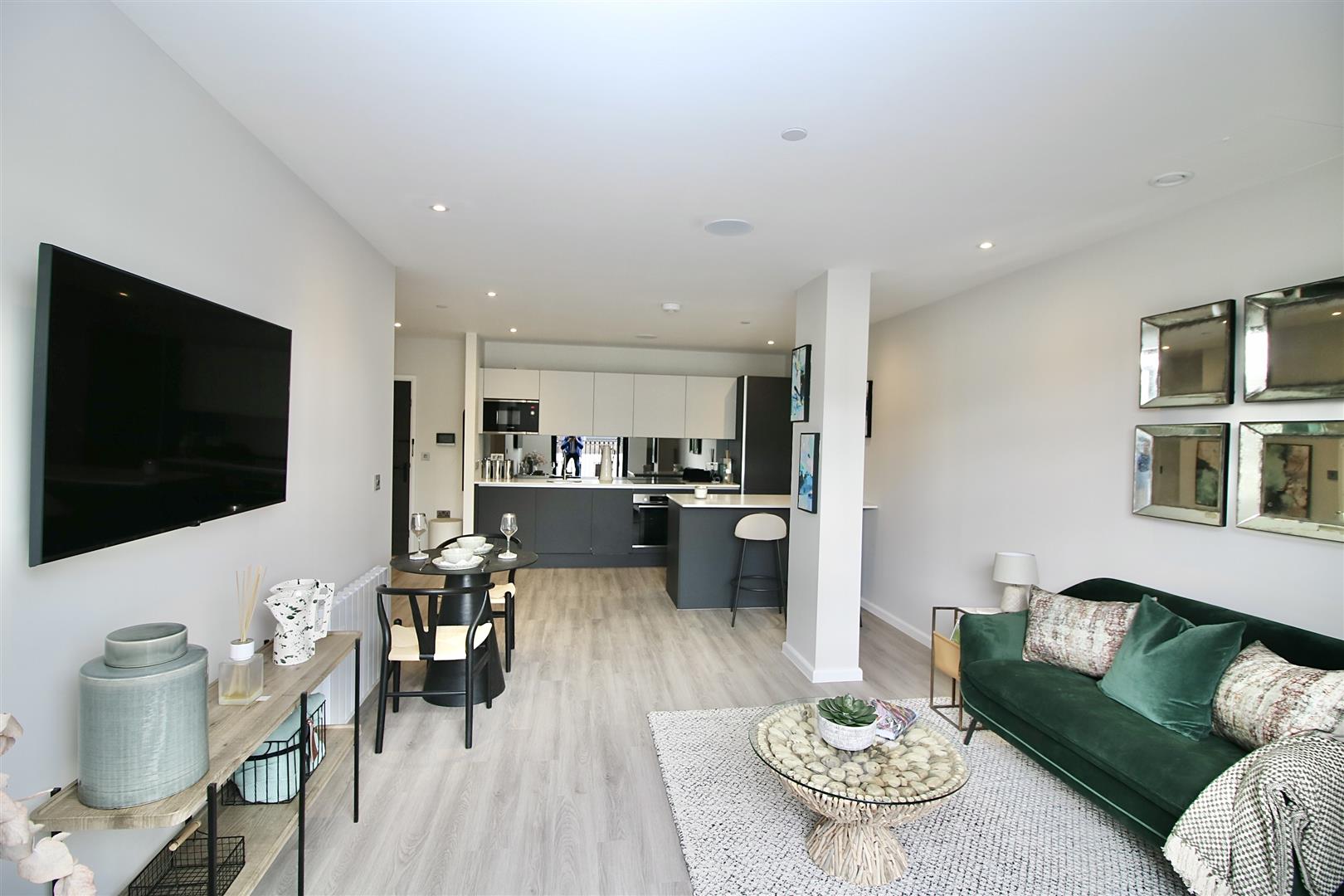 b quLsCKREmNW 0 hD3d4Q.jpg