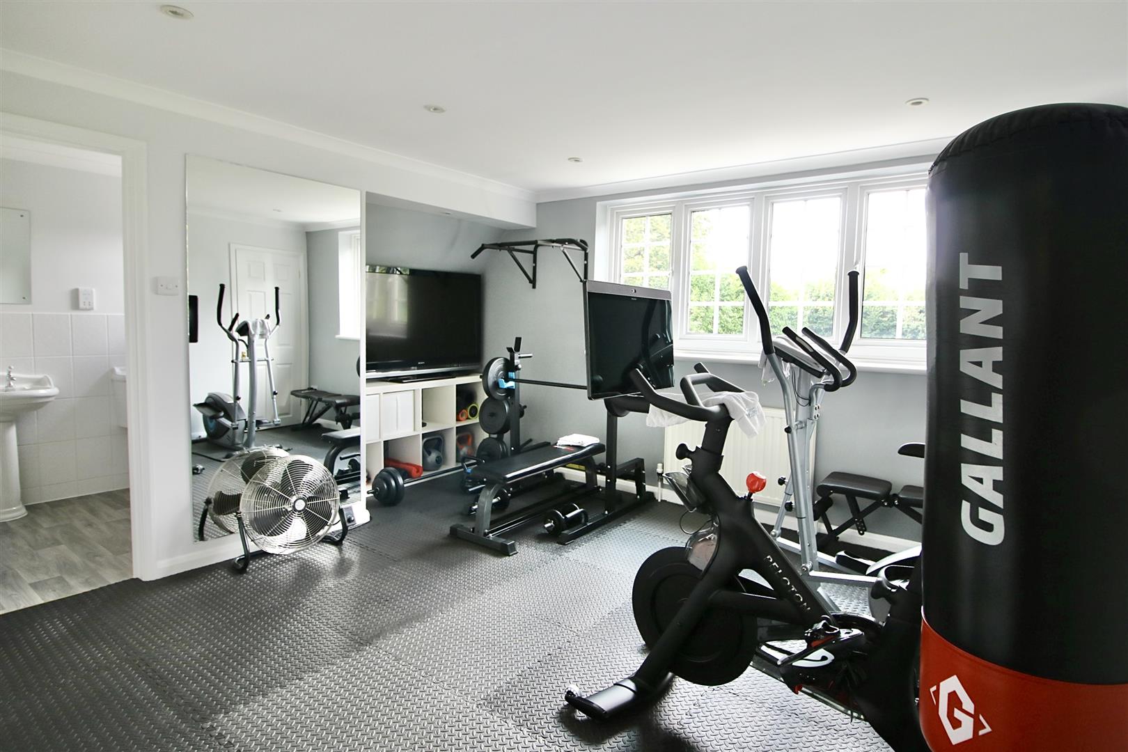 a9iemf3r1Uew 2GxmNZGFg.jpg