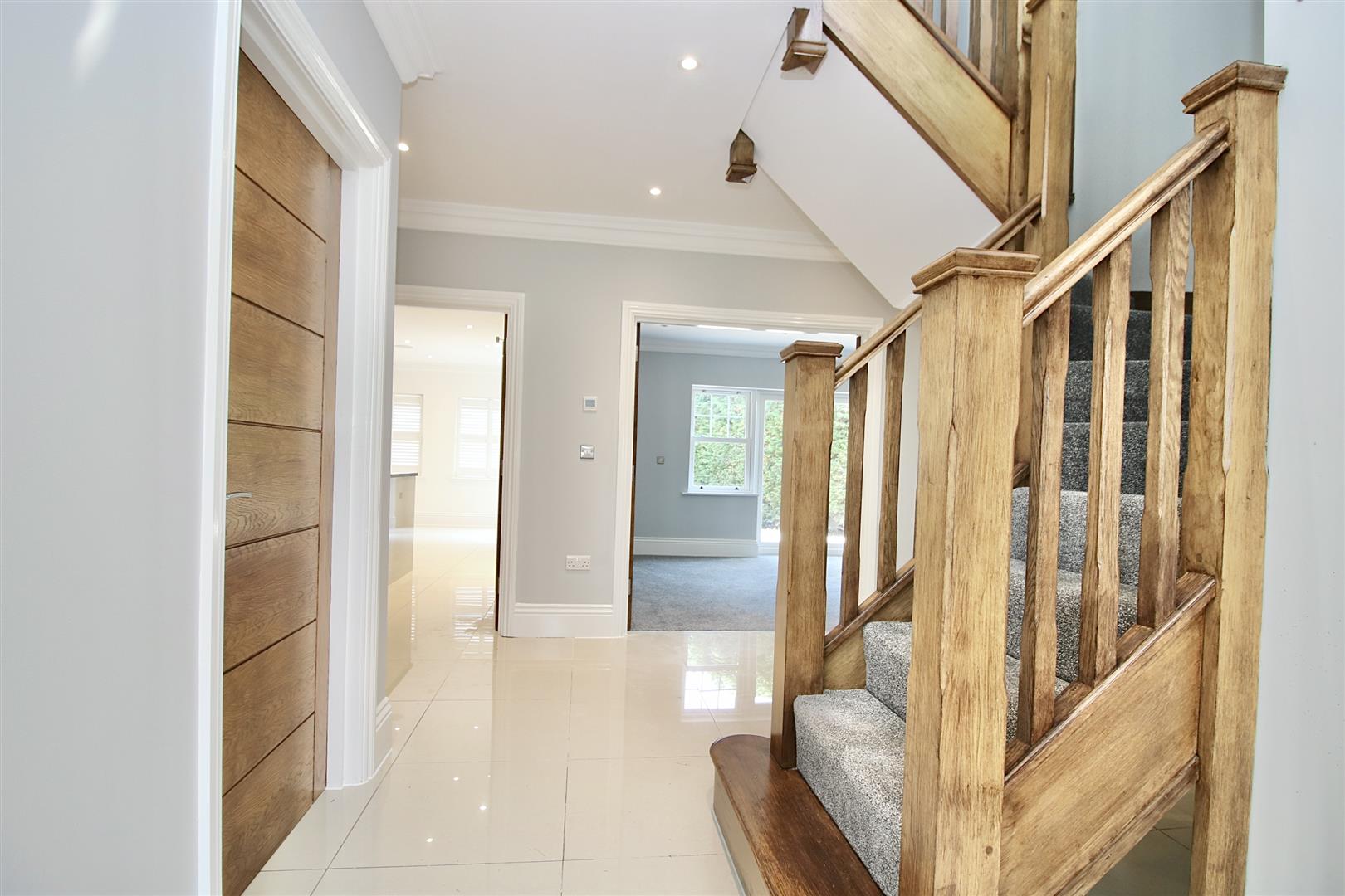 YgMIIZCwSE YrwqM70bcWA.jpg