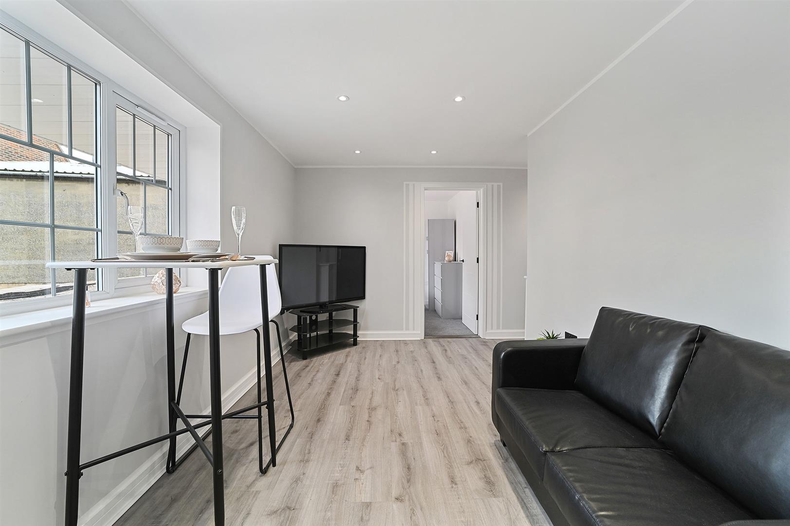 8bx8akJBRkasLPgbxd lYQ.jpg