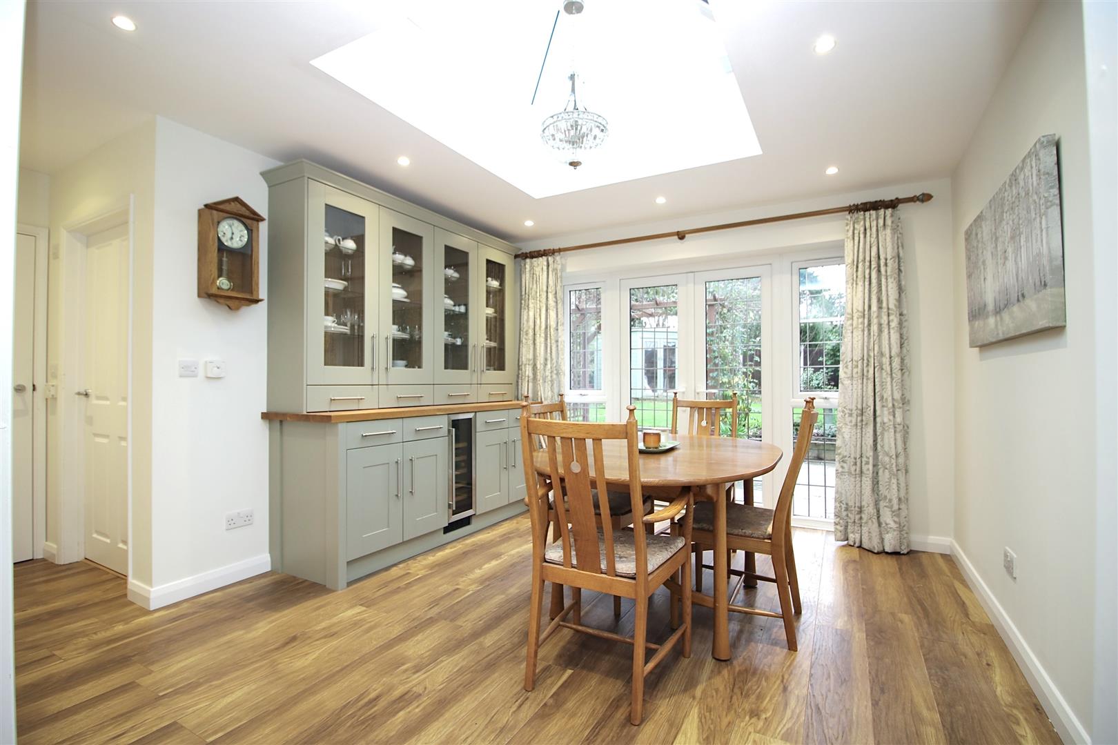 sRnWfd3aL0 2PhzPCbMXsA.jpg