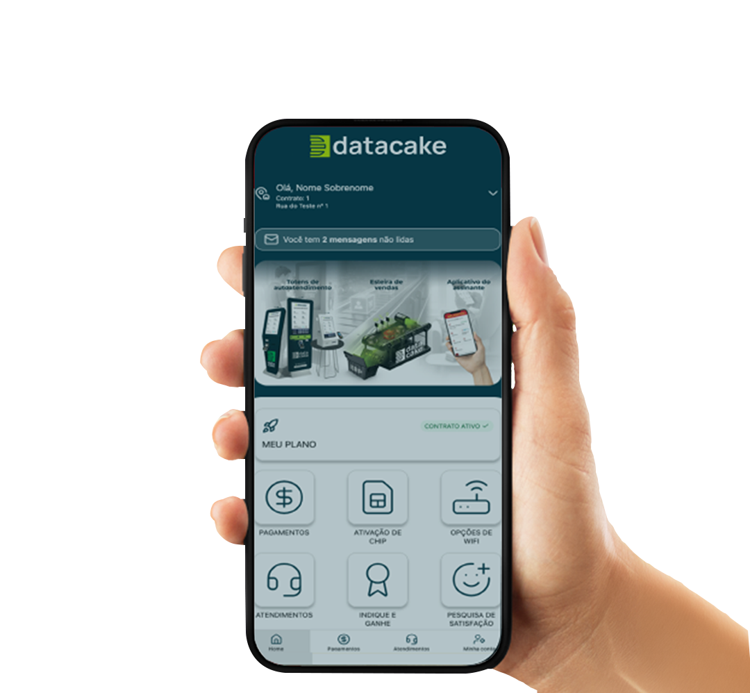 Mão segurando celular com app do assinante Datacake aberto — interface com plano contratado, abertura de chamado, troca de senha WiFi e atalhos