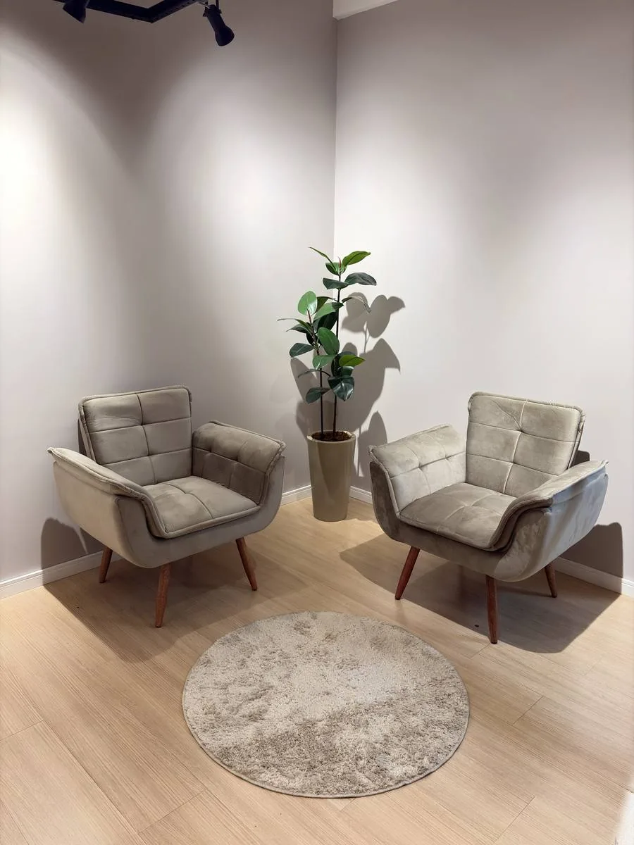 Recepção do estúdio com poltronas para convidados