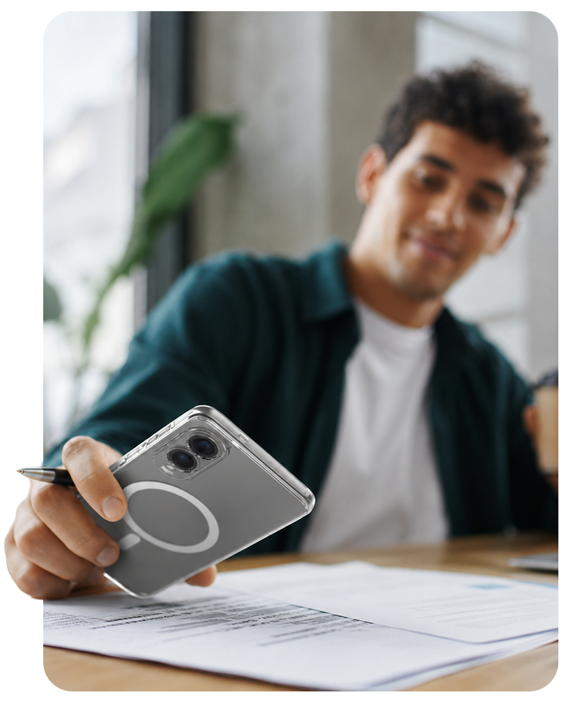 Homem olhando para o celular