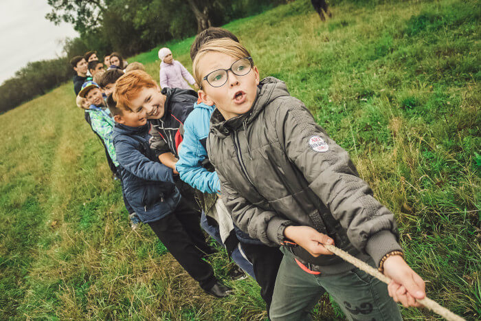 kids pulling a rope in team